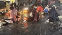 Tôn bay, cây đổ, đường ngập nước trong cơn mưa dông chiều tại TP Hồ Chí Minh