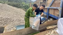 Bức xúc hoạt động khai thác cát sỏi lòng sông Gâm tận thu vàng sa khoáng