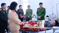 Thăm hỏi, động viên Đại úy Công an bị thương khi đang làm nhiệm vụ