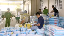Tạm giữ hơn 37 tấn thức ăn nuôi tôm giả nhãn hiệu chuẩn bị bán ra thị trường