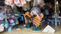 CBCS Công an tích cực hỗ trợ dân trong hoàn lưu bão số 11