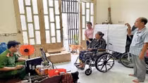 Công an cơ sở giúp đỡ đảng viên bệnh tật, già yếu cấp, đổi thẻ Đảng