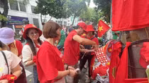 Thị trường thời trang, phụ kiện trở thành thông điệp sống động về tình yêu Tổ quốc