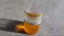 Uống nhầm dung dịch tẩy rửa kim loại, một cháu bé nguy kịch