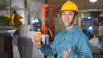 Từ xưởng hàn đến ước mơ: Khi người trẻ Việt giữ lửa đam mê giữa đời thường