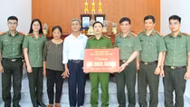 Trao kinh phí hỗ trợ xây mới nhà ở cho gia đình Đại uý Thào Quốc Việt
