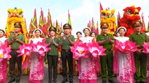Thứ trưởng Trần Quốc Tỏ thăm, tặng quà lực lượng bảo vệ, biểu diễn, phục vụ Đại lễ 30/4