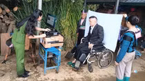 Công an tỉnh Sơn La làm thêm giờ, đến tận nhà đảng viên để lập hồ sơ đổi thẻ Đảng