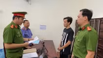 Bắt tạm giam kẻ trêu ghẹo cô gái, đập bể kính cửa quán ăn
