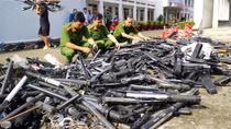 Công an Long An dùng xe lu tiêu hủy hàng ngàn vũ khí, công cụ hỗ trợ
