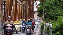 Xe máy lại được lưu thông bình thường qua cầu Long Biên