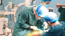 Truyền 22 lít chế phẩm máu cứu bệnh nhân 2 lần ngừng tim