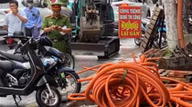 Ngang nhiên đưa máy xúc phá dỡ công trình đang thi công