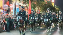 Đoàn kỵ binh xuất hiện tại phố đi bộ Nguyễn Huệ tối 30/4 khiến người xem trầm trồ