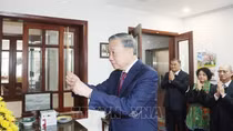 Tổng Bí thư Tô Lâm dâng hương tưởng niệm Thủ tướng Phạm Văn Đồng