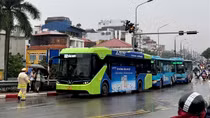 CSGT xử lý hàng loạt xe buýt tại khu vực Bắc cầu Chương Dương