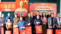 Thứ trưởng Lê Quốc Hùng tặng quà tết cho các hộ nghèo tại Hà Tĩnh