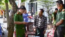 Sắm trang phục Quân đội “tạo mác” để khiếu kiện rồi quay Tiktok miệt thị cơ quan chức năng