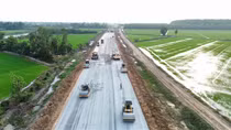Công nhân làm việc xuyên Tết trên cao tốc Cần Thơ - Cà Mau
