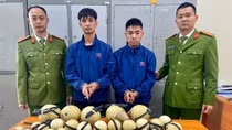 Ôm hai thùng “hàng Tết”, đứng hóng gió đêm ven đường