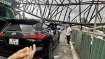 Cần cẩu sập đè trúng 2 ô tô