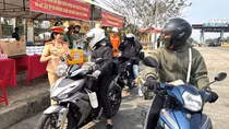 Công an tỉnh Đắk Nông tiếp sức cho người dân trên đường về quê đón Tết