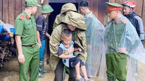 Công an phường Sa Pa giúp dân khắc phục hậu quả mưa lũ