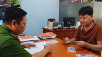 Công an thành phố Mỹ Tho trao trả tài sản bị cướp cho chủ tiệm vàng