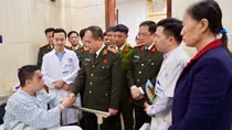 Giám đốc Công an Hà Nội thăm hỏi cán bộ bị thương khi làm nhiệm vụ