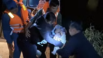 Cháu bé sốt cao, bị cô lập trong lũ được Cảnh sát đưa đi cấp cứu kịp thời