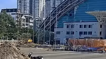 Sập giàn giáo, 2 công nhân rơi từ độ cao 5m xuống đất thương vong