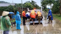 Công an xã "đội mưa" đưa người dân tới nơi an toàn