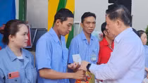 Trưởng Ban Tuyên giáo Trung ương trao quà Tết cho công nhân tại Tiền Giang