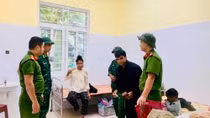 Công an xã kịp thời đưa hai sản phụ vượt lũ đến bệnh viện an toàn