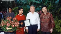 Tổng Bí thư và Phu nhân đặt tên hoa lan tại Vườn lan Quốc gia ở Singapore