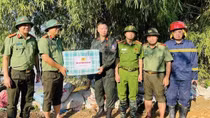Đoàn công tác của Bộ Công an sát cánh cùng người dân vùng lũ Hà Nội khắc phục hậu quả