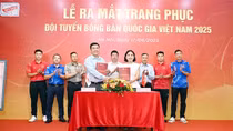 Trang phục họa tiết hoa sen đồng hành cùng Đội tuyển bóng bàn Việt Nam