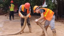 Hà Nội: Khắc phục xong hiện tượng bùn trào lên mặt đất khu vực ngõ Núi Trúc