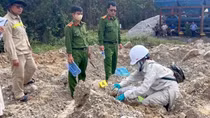 Xử lý nghiêm trạm trộn bê tông đổ hơn 700 tấn chất thải rắn trái quy định