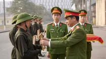 Hơn 300 học viên đào tạo văn bằng 2 hoàn thành huấn luyện đầu khoá