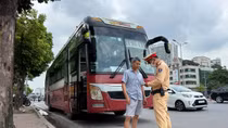 Ngoài bằng lái trên VNeID, người dân có thể xuất trình số GPLX cho Cảnh sát kiểm tra