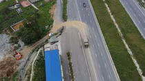 Bị xử phạt hơn 2 tỷ đồng vì "xé rào" cao tốc để trộm đất