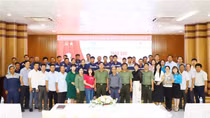 Công an tỉnh Sóc Trăng phối hợp tặng quà công nhân là đồng bào Khmer