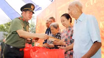 Cục An ninh chính trị nội bộ tặng quà Tết cho người dân ở Cần Thơ và Bến Tre