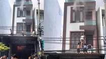 Người dân trèo tường cứu 4 người trong đám cháy