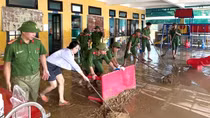 Công an xã, phường ở Huế nỗ lực thu dọn bùn đất, vệ sinh môi trường sau lũ