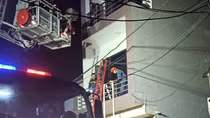 Cảnh sát giải cứu 6 người mắc kẹt trong đám cháy lúc rạng sáng