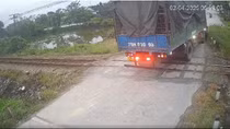 Chuyển Cơ quan điều tra tài xế xe tải tông gãy rào chắn đường sắt