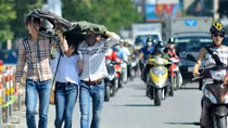 Bắc và Trung Bộ nắng nóng gay gắt, trời oi bức cả ngày