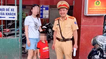 CSGT tìm người thân cho bé trai đi lạc